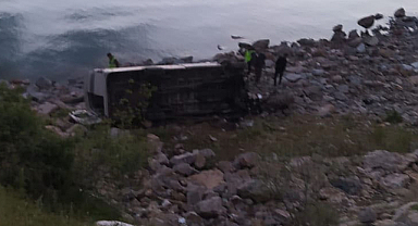 Minibüs şarampole yuvarlandı: 1 ölü, 11 yaralı