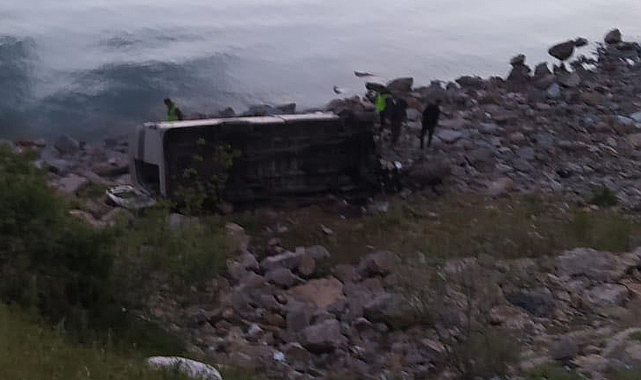 Minibüs şarampole yuvarlandı: 1 ölü, 11 yaralı