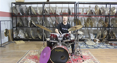 Norveç müzisyen Aalberg'den Terme'ye bateri ziyareti