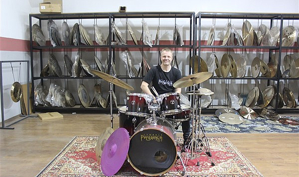 Norveç müzisyen Aalberg'den Terme'ye bateri ziyareti