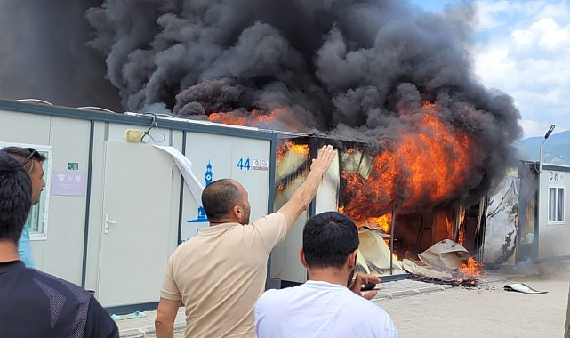 Osmaniye'de depremzedeler için yapılan 8 konteyner alevlere teslim oldu