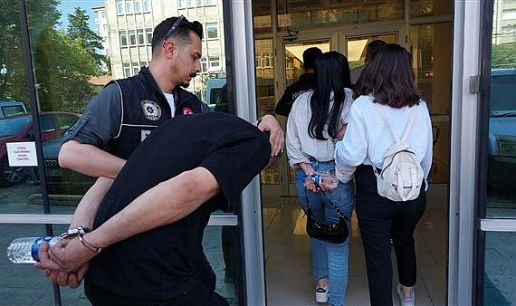 Samsun'da aracın zulasında uyuşturucu saklayan 3 kişi gözaltına alındı