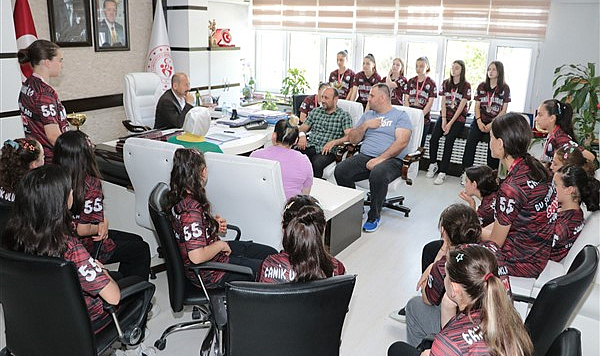 Samsun'da başarılı basketbolcuları ağırlandı