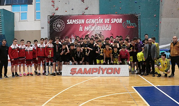 Samsun'da futsalda şampiyonlar kupalarını aldı