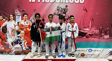 Samsun'da madalya kürsüsüne Filistin bayrağı ile çıktı