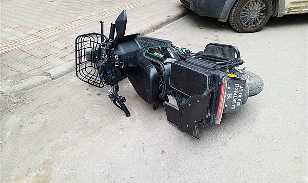 Samsun'da otomobil elektrikli bisiklete çarptı