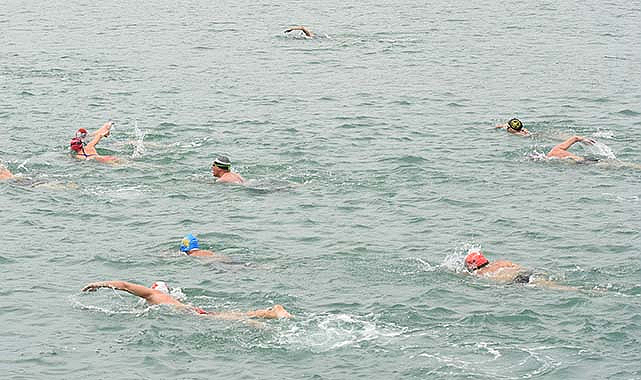 Samsun'da Uluslararası yüzme yarışı başladı