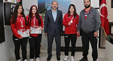 Samsunlu sporcu Ece rekor kırarak şampiyon oldu