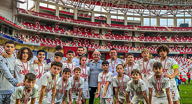 Samsunspor U13 ikincilik kupasını kaptı