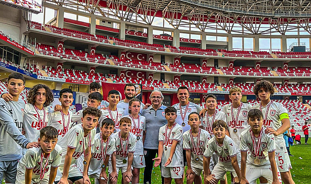 Samsunspor U13 ikincilik kupasını kaptı