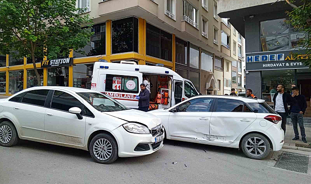 Samsun'un Bafra ilçesinde iki otomobil çarpıştı: 3 yaralı