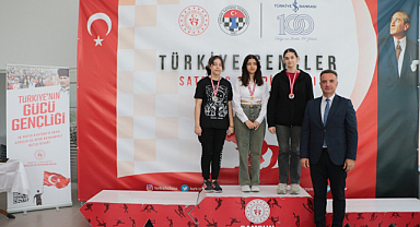 Satranç Şampiyonası'ndan ödülleri Dereci verdi
