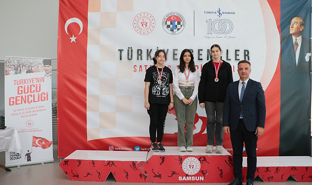 Satranç Şampiyonası'ndan ödülleri Dereci verdi