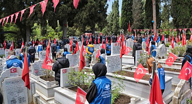 Şehitler kabirleri başında anıldı