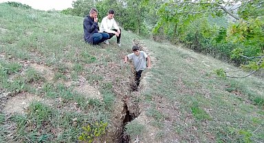 Tokat'ta deprem sonrası insan boyunda çatlaklar oluştu