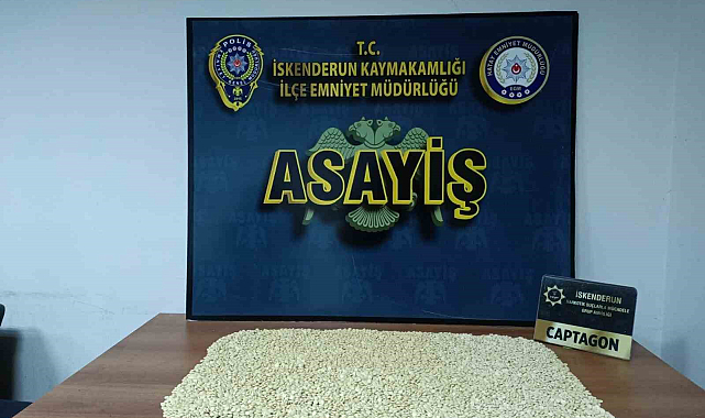 Uyuşturucu dolu çantayı teslim ederken suçüstü yakalandılar