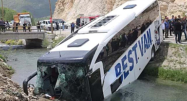 Yolcu otobüsü dereye uçtu! Çok dayıda yaralı