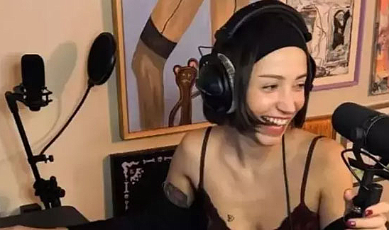 Zeynep Bastık geceliğiyle gündem oldu