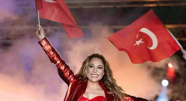 Ziynet Sali 19 Mayıs'ta kırmızılar içinde