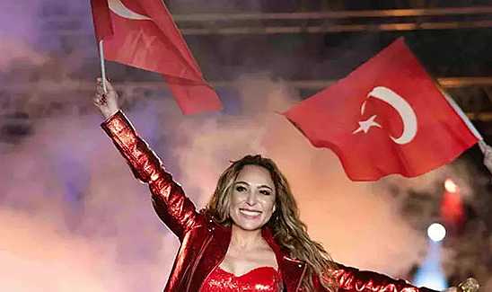 Ziynet Sali 19 Mayıs'ta kırmızılar içinde