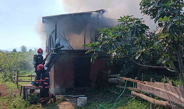 Ahır ve samanlık alevlere teslim oldu