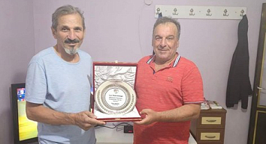 Alaçamspor Başkanı Nazlım’dan Karadağ’a plaket