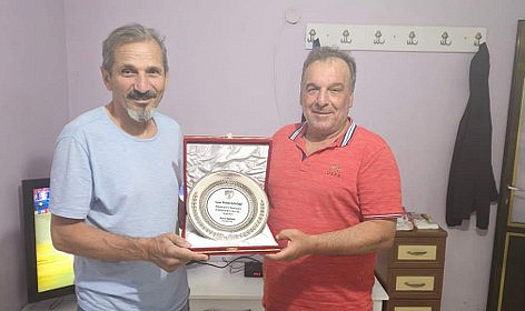 Alaçamspor Başkanı Nazlım’dan Karadağ’a plaket