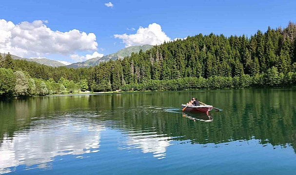 Artvin'de Şavşat Karagöl muhteşem güzelliği hayran bırakıyor