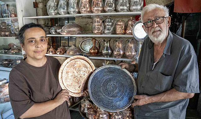 Bakır ustası çırak bulamayınca mesleği eşine öğretti