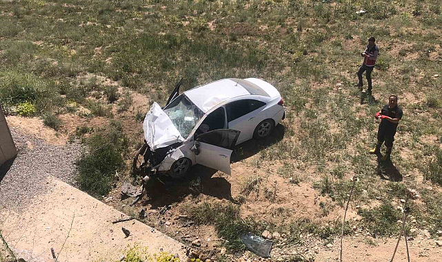 Başkale'de araç köprüden uçtu