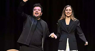 Berfu Yenenler: Eser'le çoğu kez sahneye küs çıktık