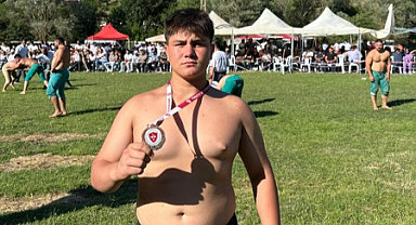 Berke rakiplerinin sırtını yere getirdi