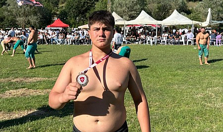 Berke rakiplerinin sırtını yere getirdi