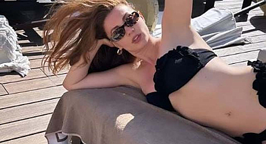 Burcu Özberk’ten bikinili pozlar