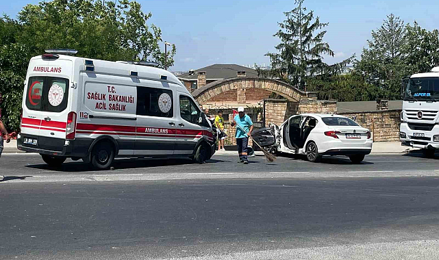 Büyükçekmece'de ambulans otomobile çarptı
