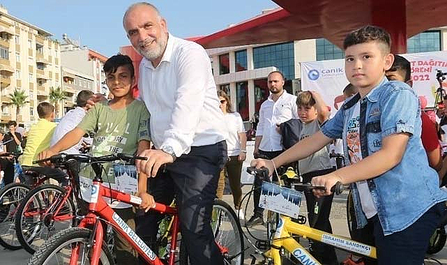 Canik Belediyesi çocukları hediyelerle buluşturuyor