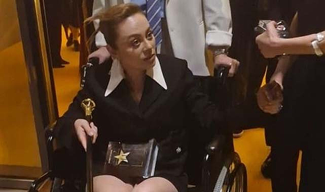 Demet Evgar ödül törenine tekerlekli sandalyeyle katıldı