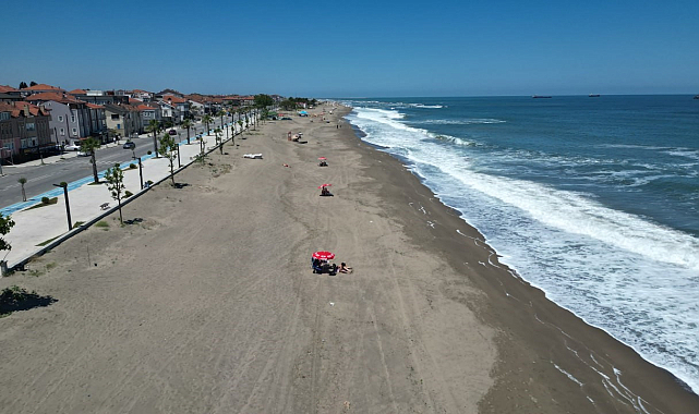 Denize girmek yasaklanınca sahilde güneşlendiler