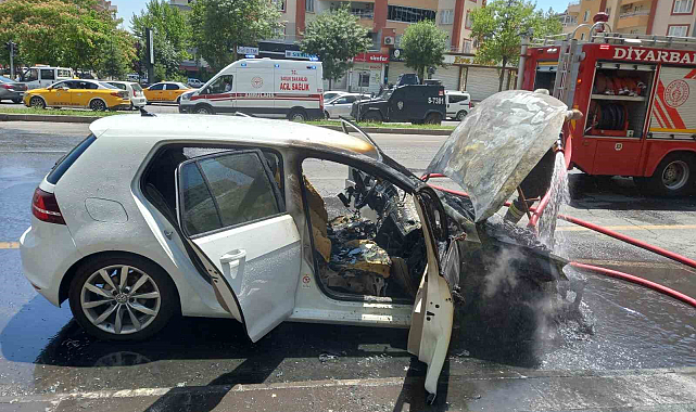 Diyarbakır'da park halindeki otomobil alev alev yandı