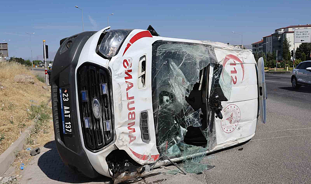 Elazığ'da ambulans takla attı: 5 yaralı