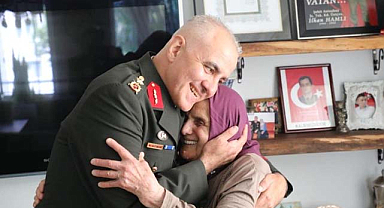 Gazi Tümgeneral Davut Ala, şehit annesini yalnız bırakmadı