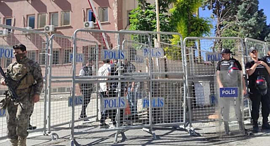 Hakkari Belediye Başkanı Mehmet Sıddık Akış hakim karşısında