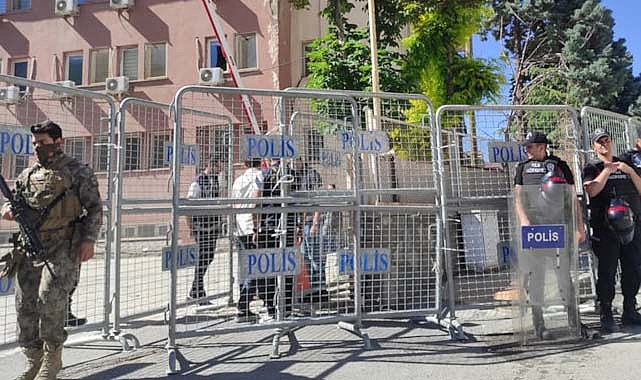 Hakkari Belediye Başkanı Mehmet Sıddık Akış hakim karşısında