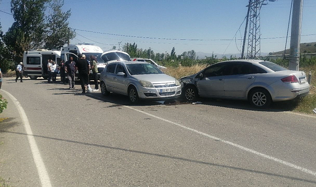 Isparta'da otomobiller kafa kafaya çarpıştı