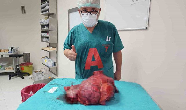 Karın ağrısı çeken kişinden 10 kilo tümör çıkartıldı