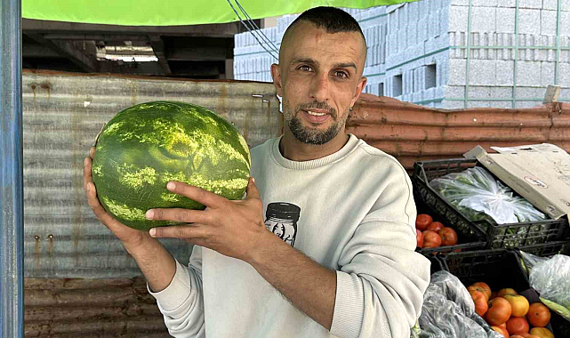 Karpuzun üzerinde yazan Allah yazısını gören şaşırdı