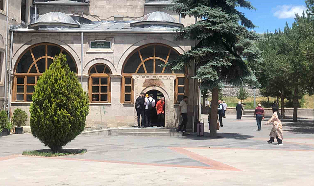 Kars'ta Harakani Türbesi'ne ziyaretçi akını