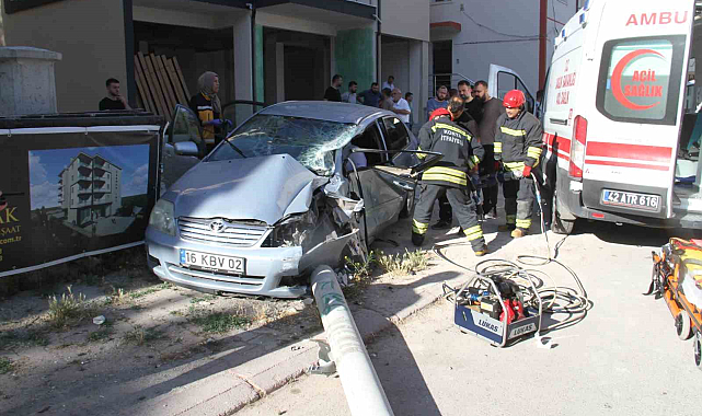 Konya'da işçi servisi ile otomobil çarpıştı