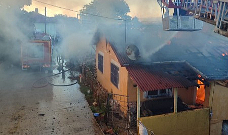 Ladik'te ev yandı kullanılamaz hale geldi