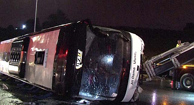 Otoyolda yolcu otobüsü devrildi